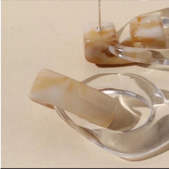 Last pair! 🆕 Acrylic chic geometric drop hoop earrings - Picture 4 of 5